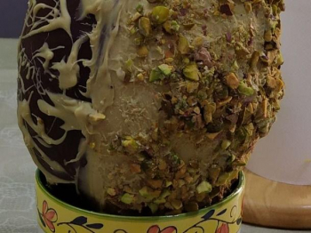 Uovo bigusto.... pistacchioso e fondente con nocciole 😋😋
