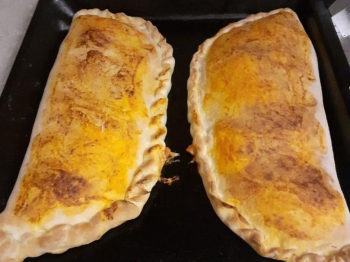 Calzone ripieno con asparagi e salsiccetta dolce