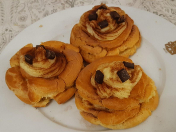 Zeppole con crema pasticciera e pepite di cioccolato