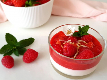 PANNA COTTA CON COULIS DI LAMPONI E FRAGOLE