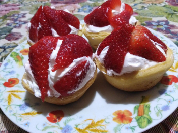 Cestini primavera con crema allo yogurt e fragole