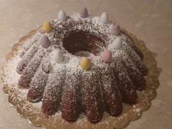 Ciambella con uova di pasqua