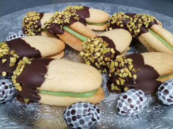 Biscolli di frolla montata all olio farciti al marzapane, e glassata al cioccolato