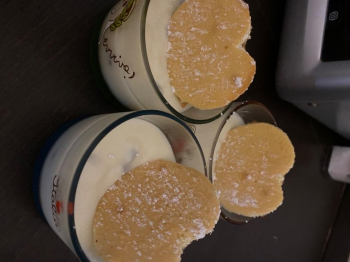 Crema di ricotta e gocce di cioccolato con cuoricini di pan di Spagna