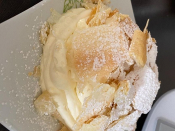 Sbriciolata di pasta sfoglia con crema chantilly