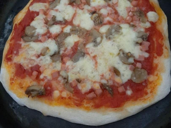 Pizza rossa con funghi