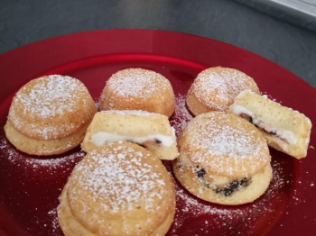 Tortine farcite con crema di ricotta e gocce di cioccolato