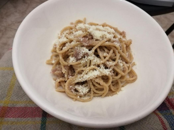 Spaghetti integrali con tonno e cipolla rossa