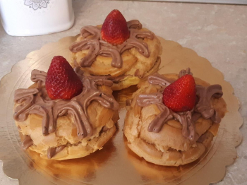 Zeppole con crema al cioccolato al latte e   fragole
