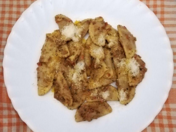 Mezzelune alla ricotta con pesto di peperoni e noci