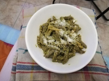 Penne di grano saraceno al pesto di basilico e sgombro