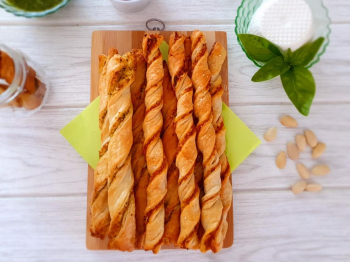 GRISSINI DI PASTA SFOGLIA AI DUE PESTI