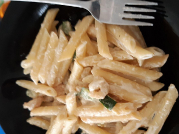 Pasta con panna gamberetti e zucchine