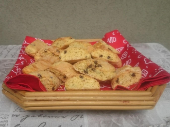 Tozzetti con arancia e gocce di cioccolato
