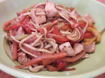 Noodles di riso con pollo e verdure