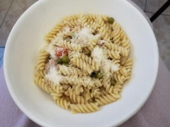 Fusilli con tonno, piselli e pomodorini