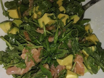 Insalata con rucola, salmone e avocado