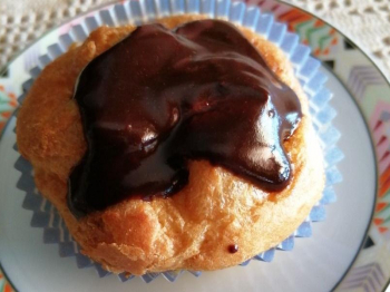 Bignè con crema all'arancia e copertura di cioccolato fondente