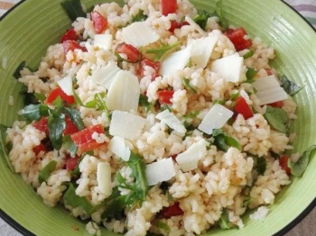 Insalata di riso con rucola e grana