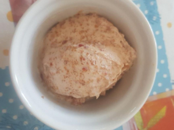 Gelato alla ciliegia con gelatiera