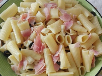 Insalata di pasta con prosciutto e formaggio