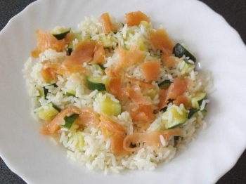 Insalata di riso con salmone e zucchine