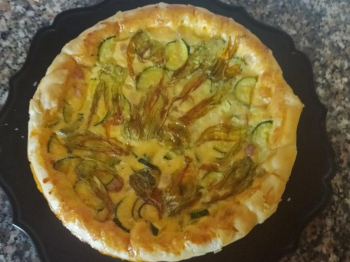 Torta salata con zucchine e fiori di zucca