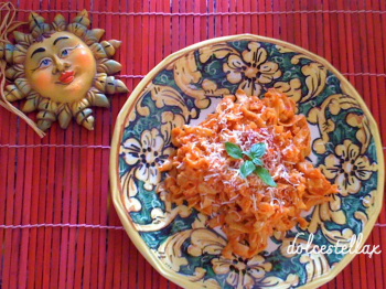 Fettuccine con sugo di pomodoro e ricotta salata