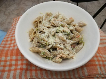 Penne con Philadelphia, salmone e piselli