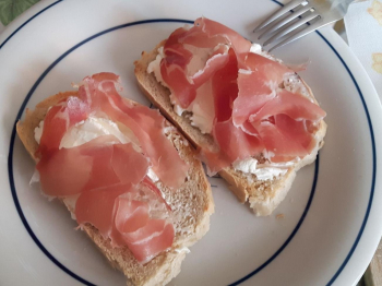 Bruschette philadelphia e culaccia