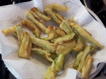 Bastoncini di zucchina in pastella