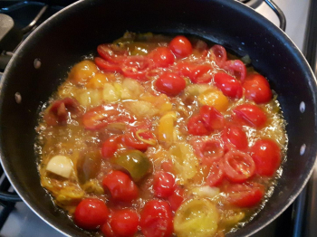 Sugo pomodorini e fiori di zucca