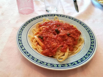 Fettuccine al pomodoro, tonno e capperi