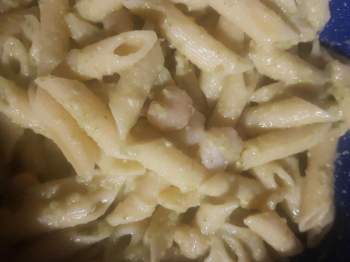 Pasta con pesto zucchine e gamberetti