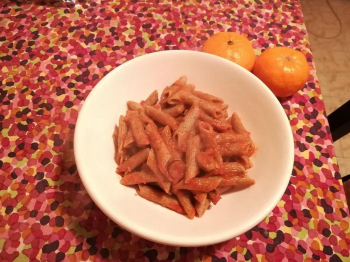 Penne integrali con sugo ai peperoni e olive verdi
