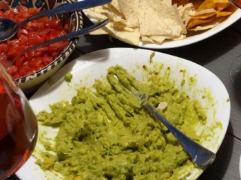 Aperitivo con salsa Guacamole