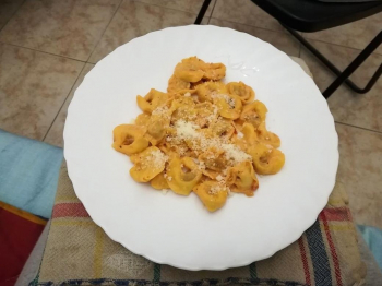 Tortellini al pomodoro e curcuma