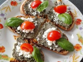 Crostini con pesto alla cetarese