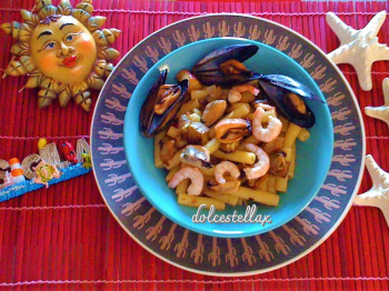 Sedani rigati con melanzane, pomodorini, cozze e gamberi