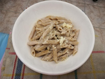 Penne integrali con pinoli e parmigiano