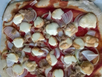 Pizza con tonno , cipolla e scamorza affumicata