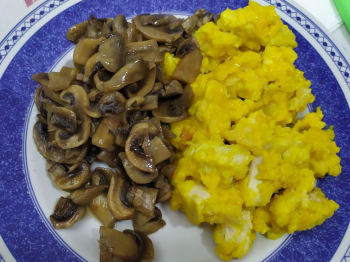 Pollo a tocchetti allo zafferano con contorno di funghi