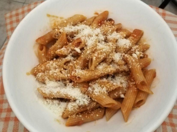 Penne con pomodorini e pancetta