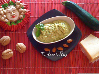 Pesto di zucchine mandorle e noci