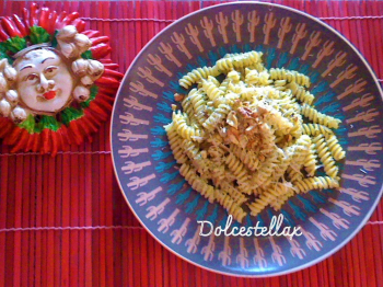 Fusilli con pesto di zucchine e granella di mandorle tostate