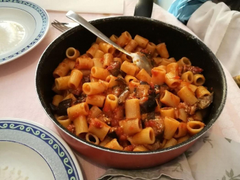 Mezze maniche con sugo alle melanzane