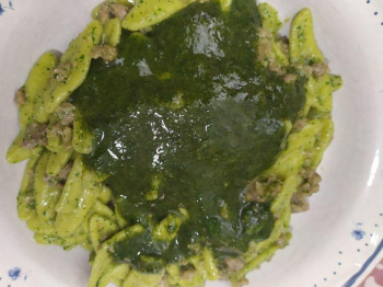 Foglie d' ulivo, salsiccia e pesto di menta