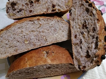 Pane uvetta e noci