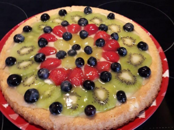 crostata con fragole, kiwi e mirtilli
