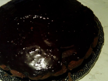 Torta al cacao e yogurt farcita e glassata